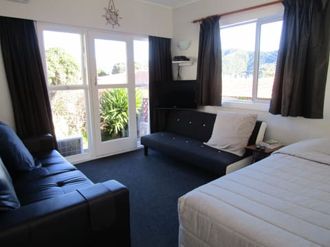 Queen Room | Individually decorated, iron/ironing board, free WiFi, bed sheets