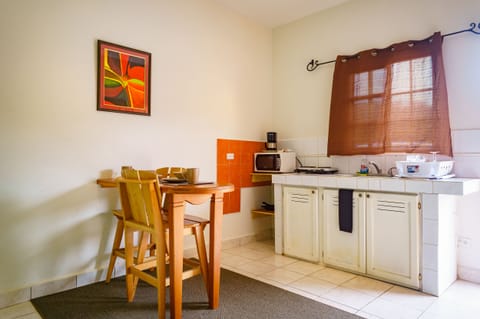 Studio Suite, 1 Bedroom, Kitchen, Garden View | Private kitchen | Full-size fridge, microwave, stovetop, coffee/tea maker