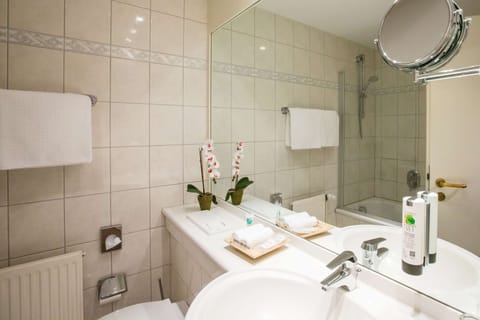 Comfort Room, 1 King Bed | Bathroom | Free toiletries, hair dryer, towels