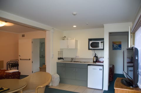 Family Apartment | Living area | 40-inch flat-screen TV with satellite channels, TV, Netflix