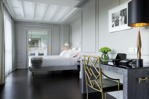 Signature Suite (Ponte Vecchio) | Minibar, in-room safe, desk, blackout drapes