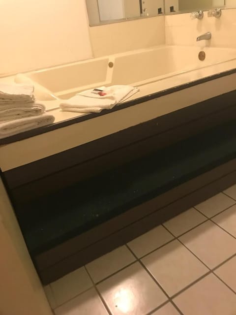 Combined shower/tub, free toiletries, hair dryer, towels