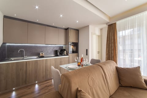 Deluxe Apartment | Private kitchen | Full-size fridge, microwave, oven, stovetop