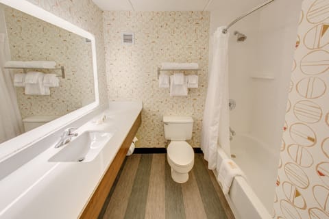 Standard Room, 1 King Bed | Bathroom | Eco-friendly toiletries, hair dryer, towels