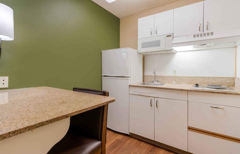 Deluxe Studio | Private kitchen | Fridge, microwave, stovetop, coffee/tea maker