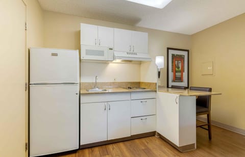Studio | Private kitchen | Fridge, microwave, stovetop, coffee/tea maker