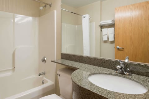 Combined shower/tub, free toiletries, hair dryer, towels