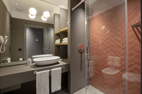 Superior Double or Twin Room | Bathroom | Shower, rainfall showerhead, free toiletries, hair dryer