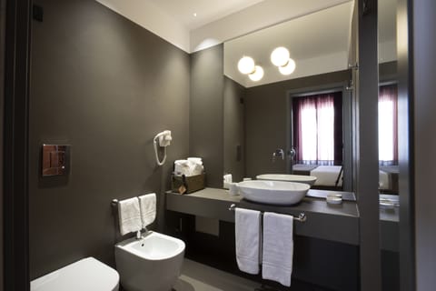 Superior Double or Twin Room | Bathroom | Shower, rainfall showerhead, free toiletries, hair dryer