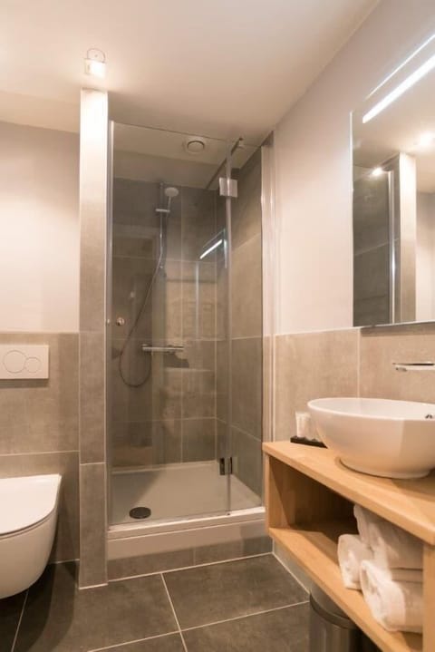 Standard Double Room | Bathroom | Free toiletries, hair dryer, towels