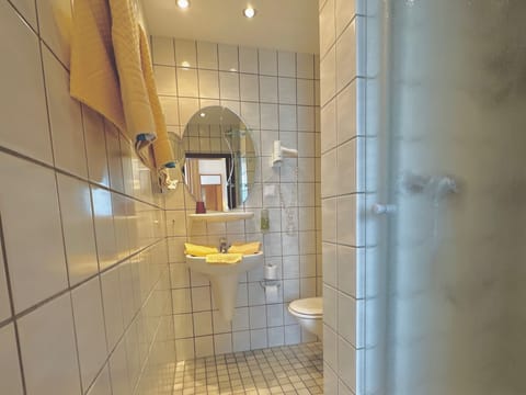 Standard Single Room | Bathroom | Free toiletries, hair dryer, towels