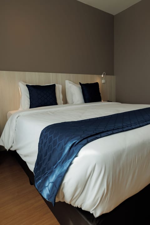 Deluxe Double Room | Minibar, in-room safe, desk, blackout drapes