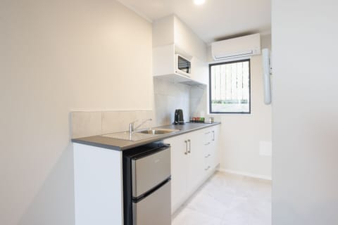 Family Apartment, 2 Bedrooms, Non Smoking, Kitchenette (family unit) | Private kitchen | Fridge, microwave, stovetop, electric kettle