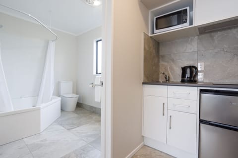 Standard Studio, Non Smoking, Refrigerator & Microwave (Spa Studio) | Bathroom