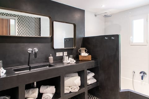 Quadruple Room | Bathroom | Bathtub, hair dryer, bathrobes, slippers