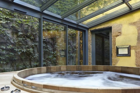 Indoor spa tub