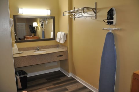 Combined shower/tub, hair dryer, towels