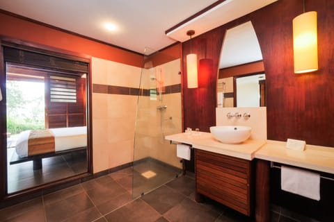 Classic Bungalow, Garden View (Tropical) | Bathroom | Free toiletries, towels