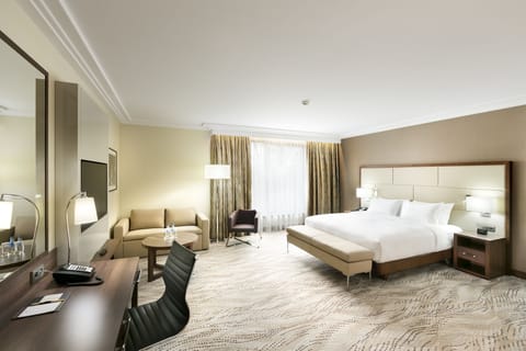 Deluxe Room, 1 King Bed | Premium bedding, minibar, in-room safe, desk