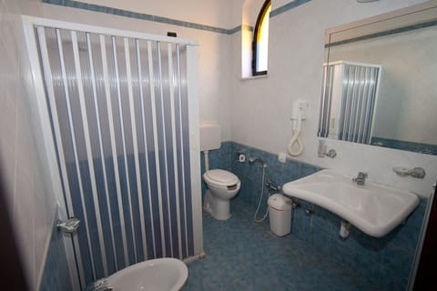 Basic Double Room | Bathroom | Shower, free toiletries, hair dryer, bidet