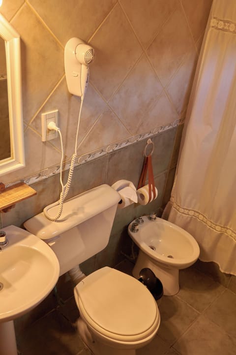 Classic Quadruple Room | Bathroom | Bidet, towels