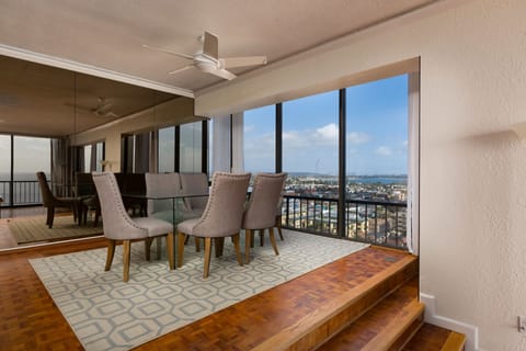 3-Bedroom Condominium - 1201 | In-room dining