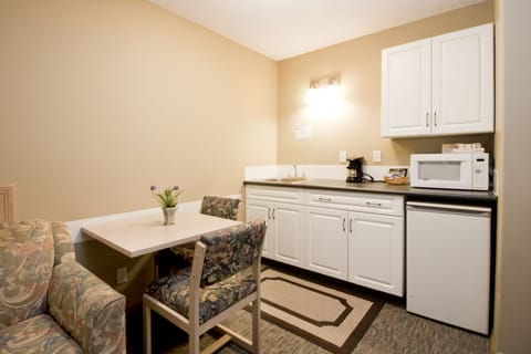 Single Room, 1 Queen Bed with Seating Area, Kitchenette | Private kitchen | Mini-fridge, microwave, coffee/tea maker