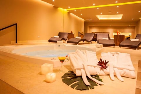 Couples treatment rooms, sauna, spa tub, steam room, body treatments