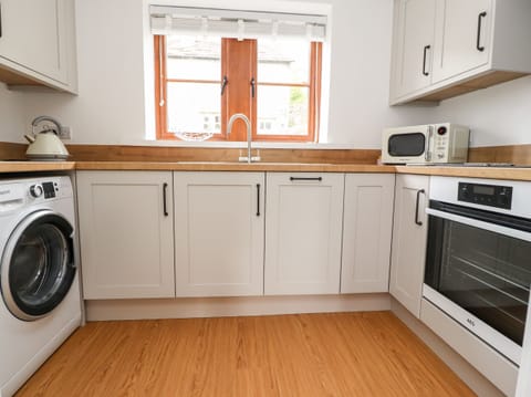 Cottage | Private kitchen | Fridge, dishwasher, cookware/dishes/utensils
