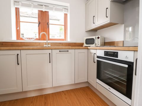 Cottage | Private kitchen | Fridge, dishwasher, cookware/dishes/utensils