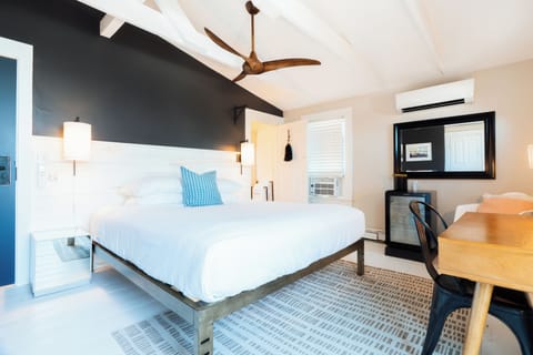 Deluxe Room, 1 King Bed, Balcony | Room amenity