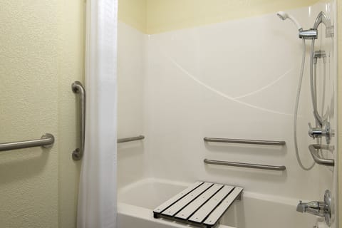 Combined shower/tub, free toiletries, hair dryer, towels