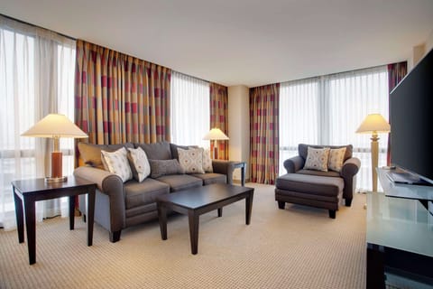 Family Suite– 1 King Bed– Mobility/Hearing Accessible w/ Bathtub | Living area | TV, video-game console, pay movies