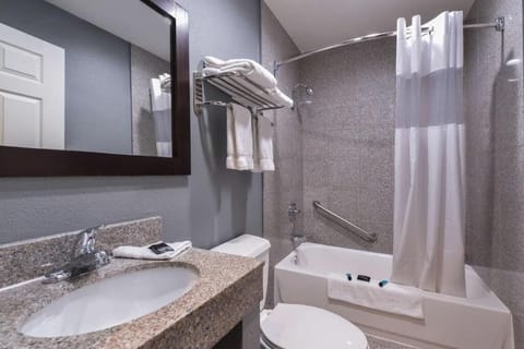 Economy Room, 1 King Bed, Non Smoking | Bathroom | Jetted tub, free toiletries, towels, soap