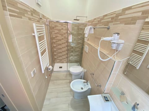 Comfort Double or Twin Room | Bathroom | Shower, rainfall showerhead, free toiletries, hair dryer