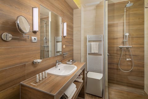 Classic Room | Bathroom | Eco-friendly toiletries, hair dryer, bathrobes, towels