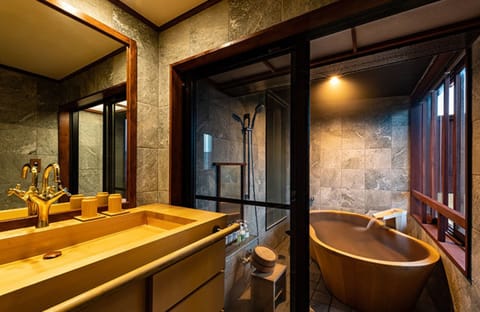 Japanese Western Owaku | Bathroom | Combined shower/tub, spring water tub, free toiletries, hair dryer