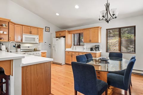 House, Multiple Beds, Patio, Mountain View (Tranquil Tumbleweed) | Private kitchen | Fridge, microwave, oven, stovetop