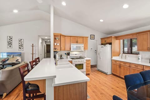 House, Multiple Beds, Patio, Mountain View (Tranquil Tumbleweed) | Private kitchen | Fridge, microwave, oven, stovetop