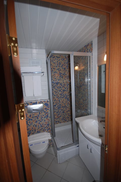 Standard Room | Bathroom | Combined shower/tub, towels