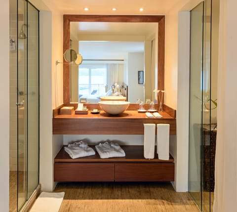 Deluxe Room | Bathroom | Free toiletries, hair dryer, bathrobes, towels