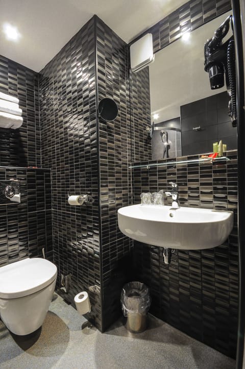 Superior Room, Angle Tub, Terrace | Bathroom | Shower, designer toiletries, hair dryer, towels