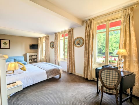 Suite, Garden View | Hypo-allergenic bedding, individually decorated, desk, laptop workspace