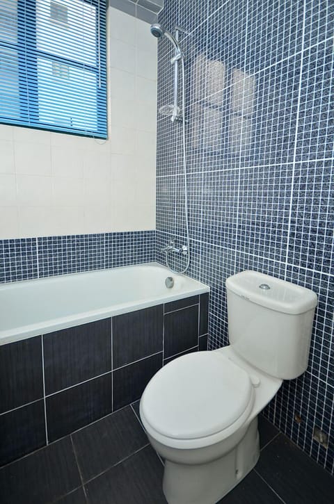 Combined shower/tub, free toiletries, hair dryer, slippers