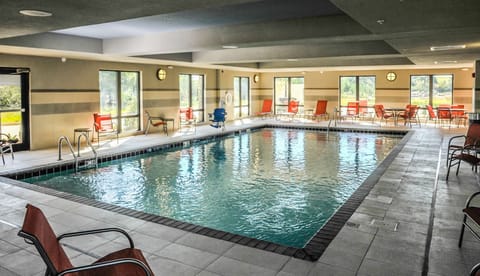 Indoor pool, sun loungers