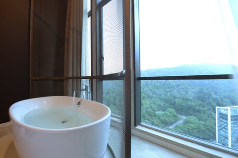 Premier Suite | Deep soaking bathtub