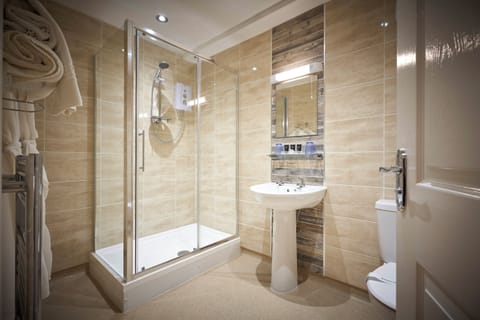 Deluxe Studio | Bathroom | Combined shower/tub, free toiletries, hair dryer, towels