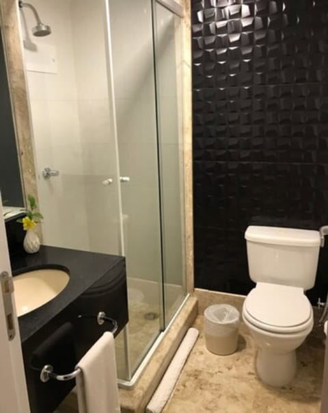 Executive Suite | Bathroom | Shower, free toiletries, hair dryer, towels