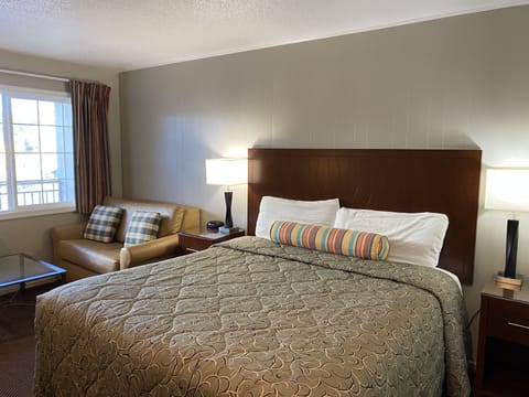 Deluxe Room, 1 King Bed, Non Smoking | Desk, blackout drapes, iron/ironing board, free WiFi