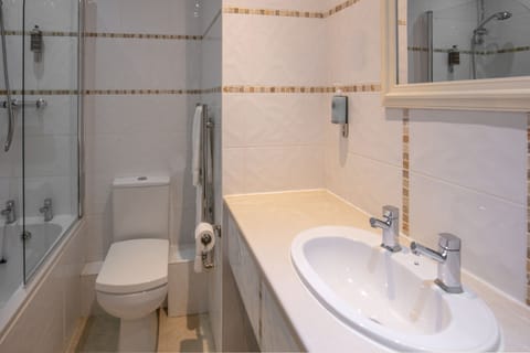 Standard Room, 1 King Bed, Non Smoking | Bathroom | Free toiletries, hair dryer, towels